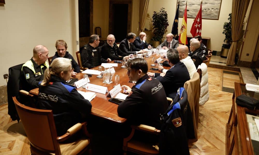 El delegado del Gobierno en Madrid, Francisco Martín, preside la reunión de seguridad para preparar las medidas de seguridad ante el partido de la Euroliga que disputarán Real Madrid y Maccabi de Tel Aviv. EFE/Sergio Pérez