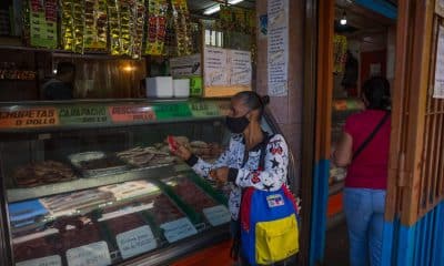 Una mujer entra a una carnicería en Caracas (Venezuela), en una fotografía de archivo. EFE/ Miguel Gutiérrez