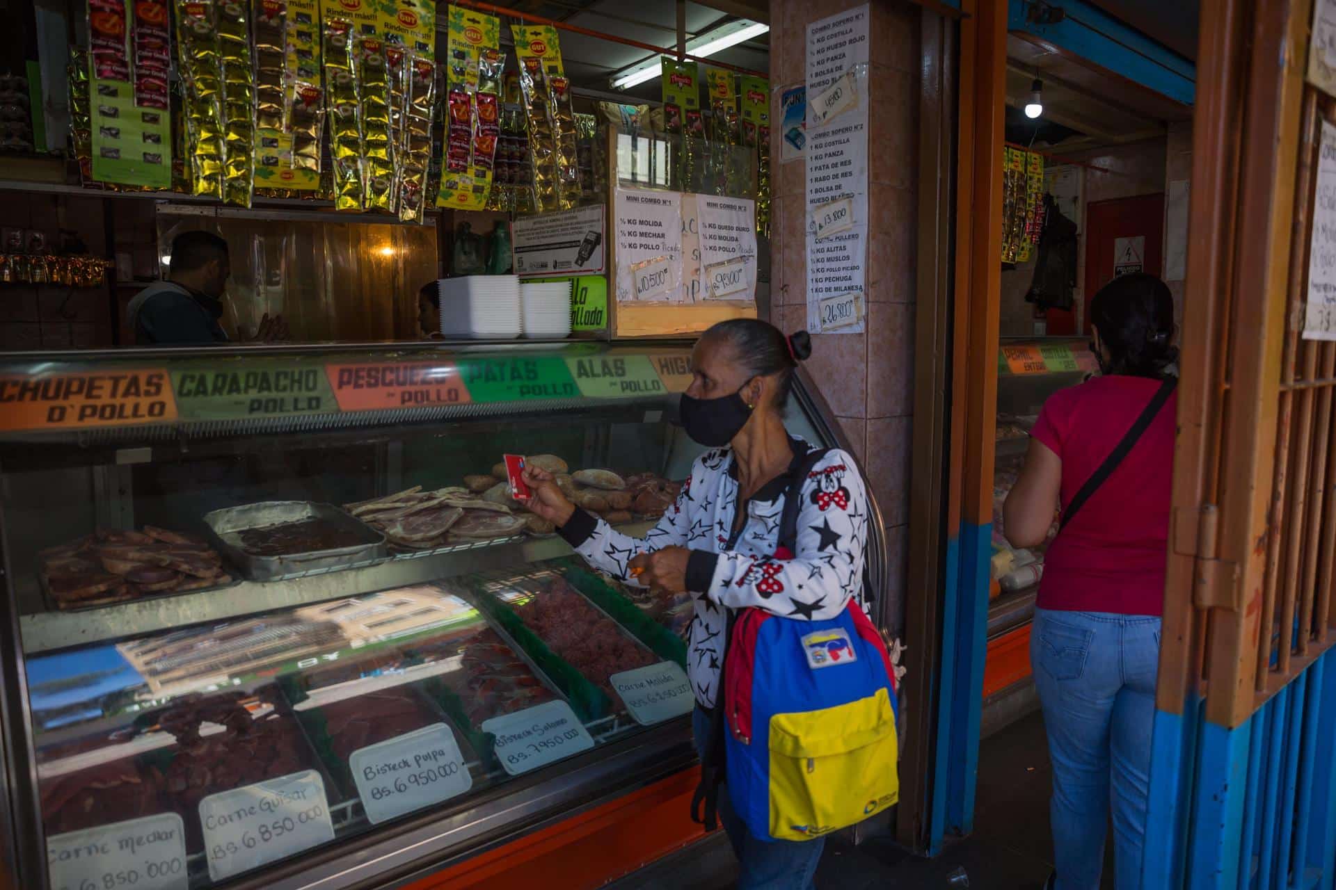 Una mujer entra a una carnicería en Caracas (Venezuela), en una fotografía de archivo. EFE/ Miguel Gutiérrez