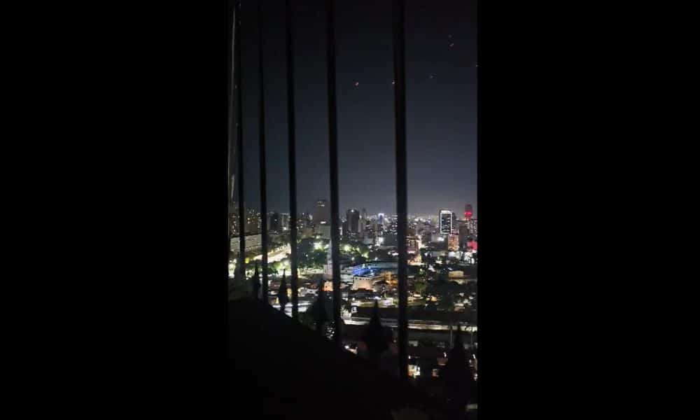 Captura de video tomada de redes sociales que muestra el momento donde se escuchan disparos en los alrededores del Palacio de Miraflores este lunes, en Caracas (Venezuela). EFE/ Rastreo de Redes