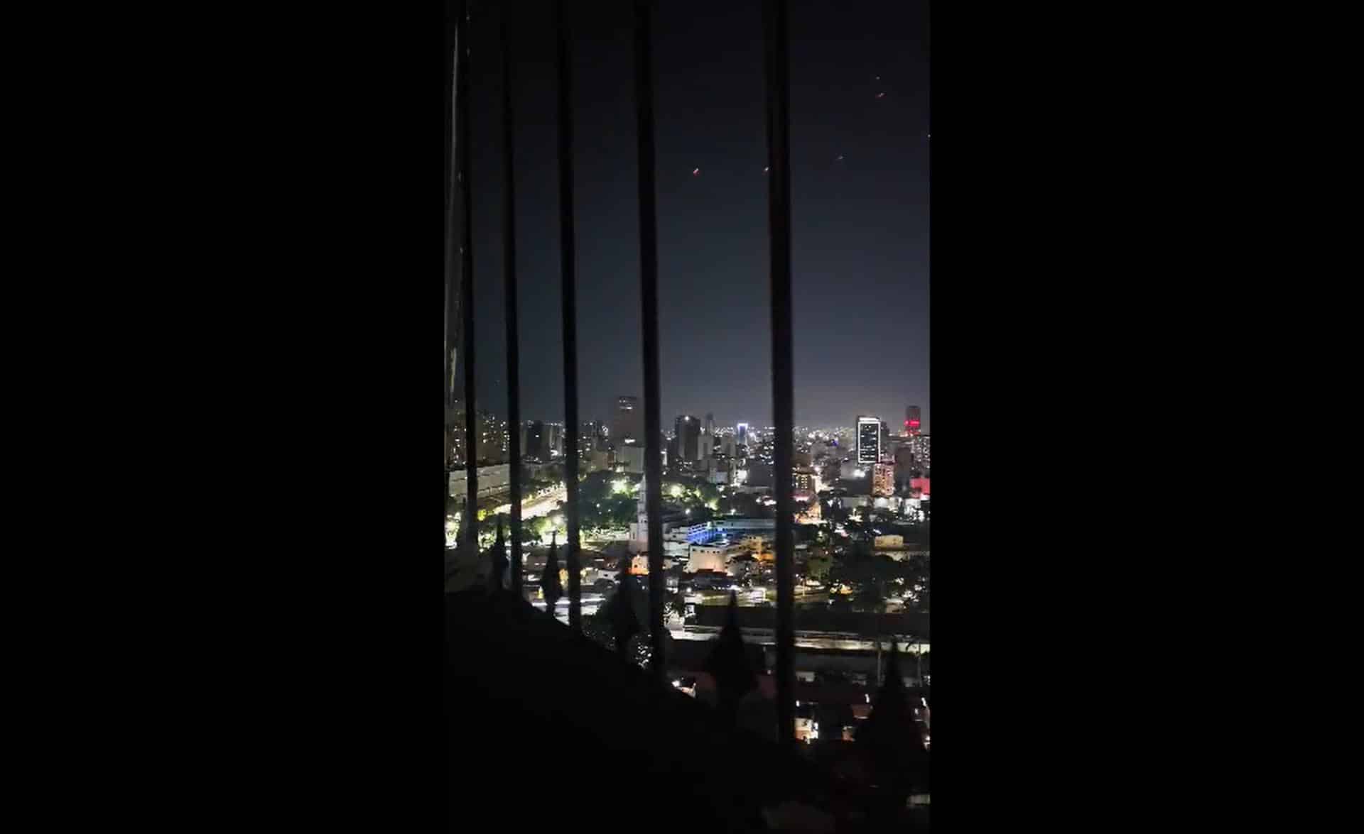 Captura de video tomada de redes sociales que muestra el momento donde se escuchan disparos en los alrededores del Palacio de Miraflores este lunes, en Caracas (Venezuela). EFE/ Rastreo de Redes