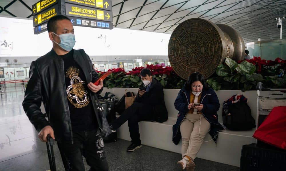 Nanning (China), 18/01/2023.- Pasajeros en el Aeropuerto Internacional de Wuxu, en Nanning, durante la festividad del Año Nuevo Lunar, tras el levantamiento de política de cero contagios. EFE/EPA/WU HAO/ARCHIVO