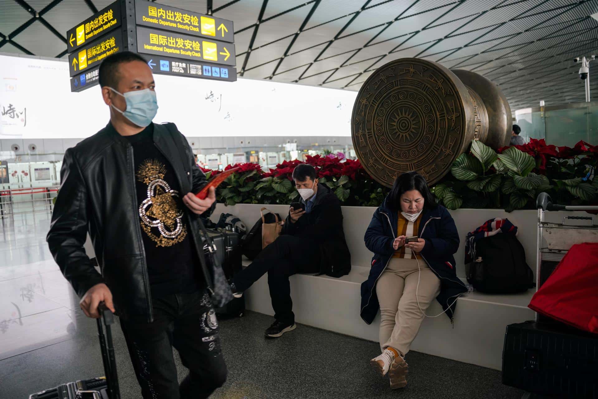 Nanning (China), 18/01/2023.- Pasajeros en el Aeropuerto Internacional de Wuxu, en Nanning, durante la festividad del Año Nuevo Lunar, tras el levantamiento de política de cero contagios. EFE/EPA/WU HAO/ARCHIVO