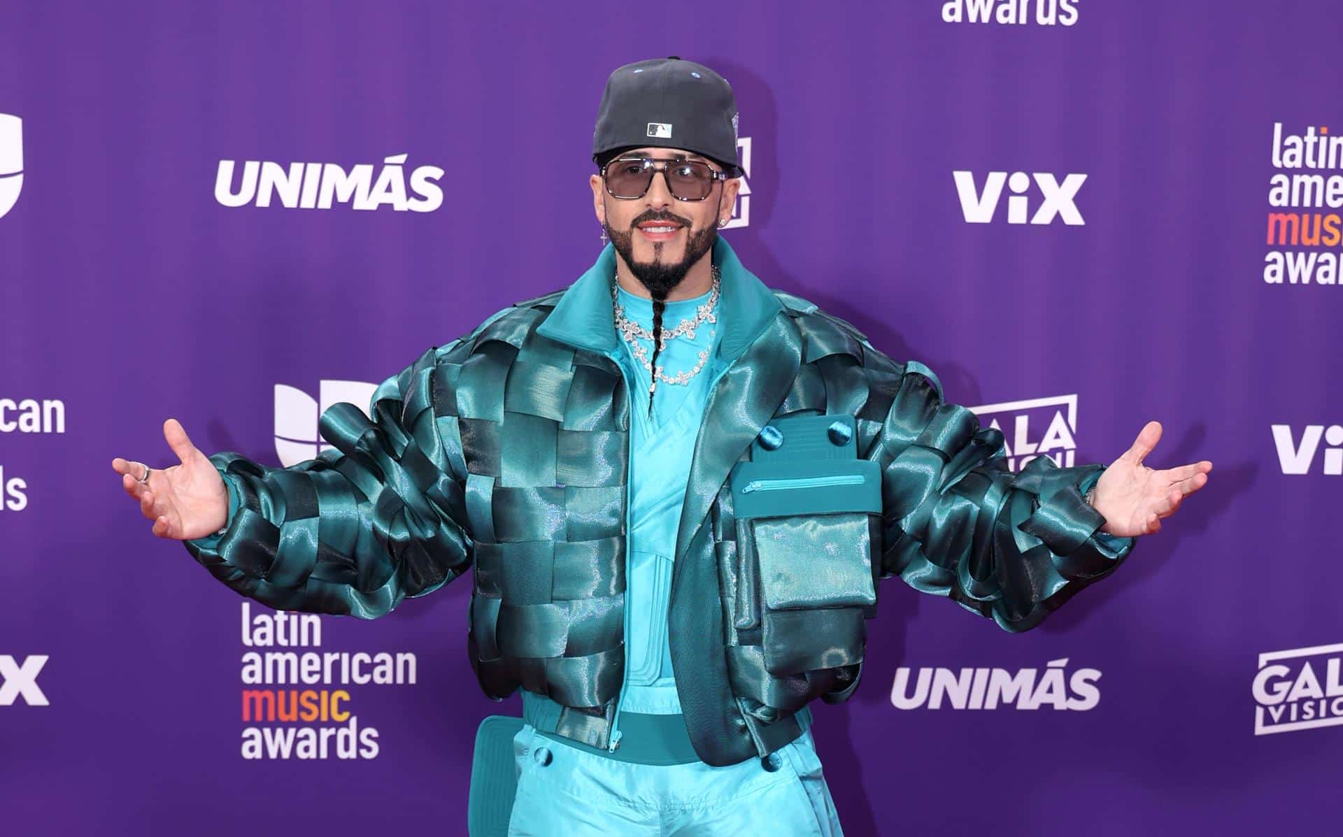Imagen de archivo del cantante puertorriqueño Yandel posando en la alfombra roja de los premios Latin American Music Awards realizada en el MGM Grand Garden Arena en Las Vegas, Nevada. EFE/Ronda Churchill