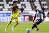 El extremo de Pachuca Brian García (d) disputa el balón con el defensor de América Kevin Álvarez en partido de la tercera jornada del torneo Clausura mexicano jugado en el estadio Hidalgo. EFE /David Martínez Pelcastre
