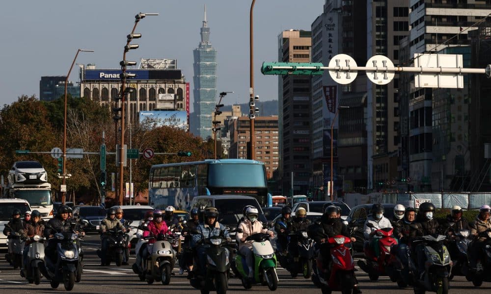 Archivo - TAIPÉI (Taiwán), 09/01/2026.- Motoristas conducen por una calle en Taipéi, Taiwán. EFE/EPA/RITCHIE B. TONGO