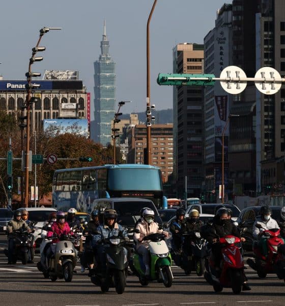 Archivo - TAIPÉI (Taiwán), 09/01/2026.- Motoristas conducen por una calle en Taipéi, Taiwán. EFE/EPA/RITCHIE B. TONGO