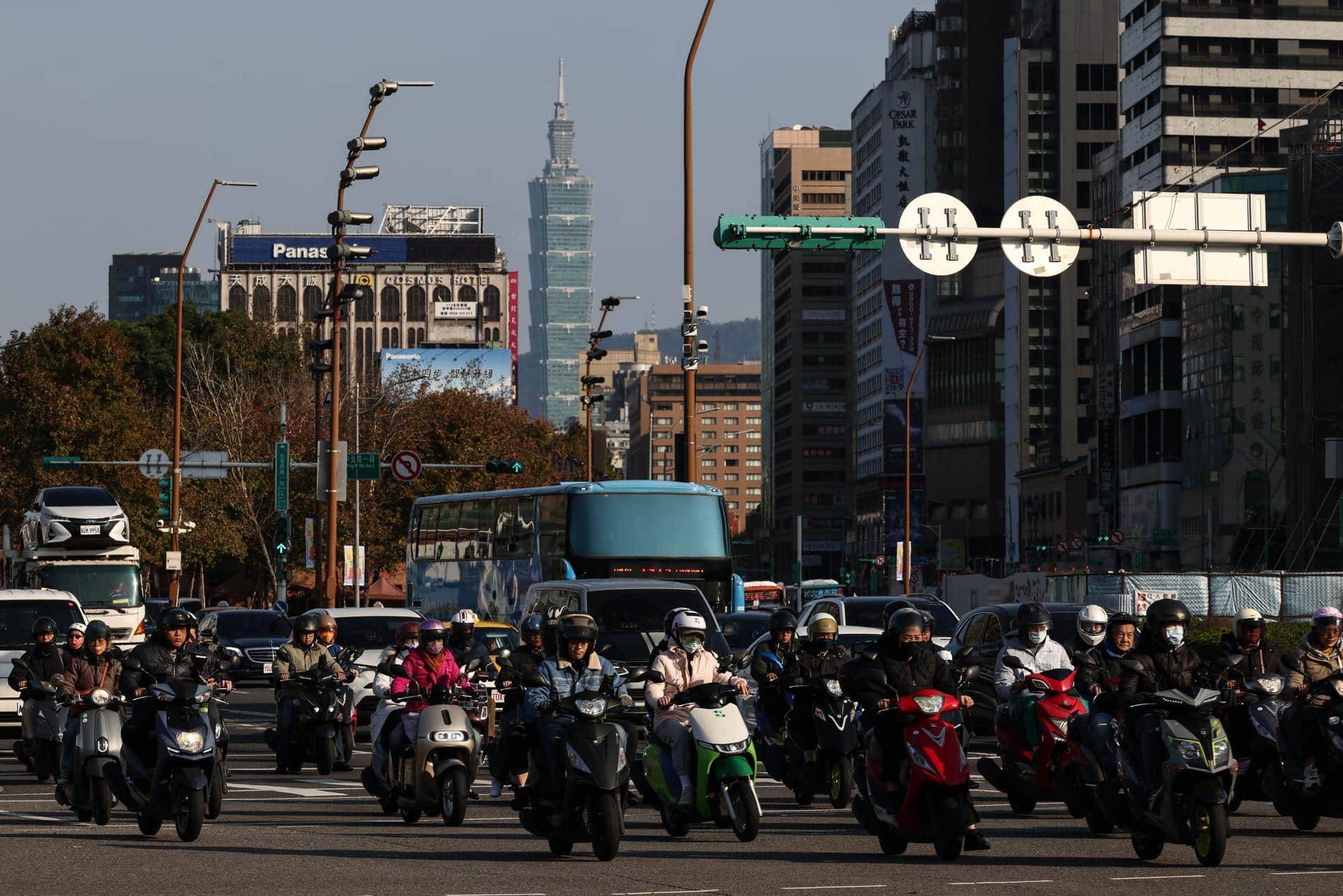 Archivo - TAIPÉI (Taiwán), 09/01/2026.- Motoristas conducen por una calle en Taipéi, Taiwán. EFE/EPA/RITCHIE B. TONGO