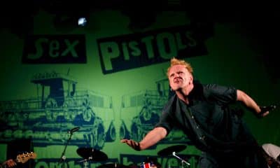 El músico británico John Lydon, conocido como Johnny Rotten cuando estaba al frente de los Sex Pistols, cumple 70 años. En la imagen, Lydon durante un concierto en 2008 en Paredes de Coura, Portugal. EFE/Estela Silva