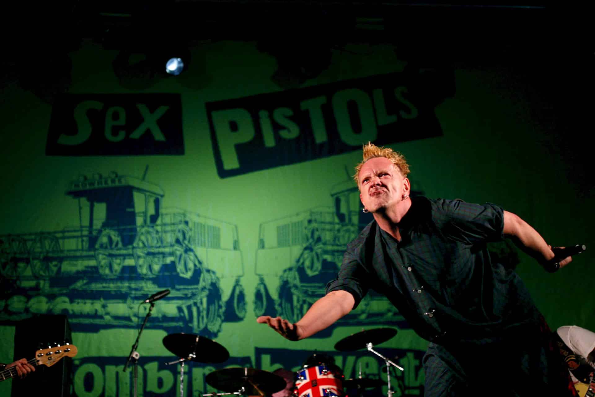 El músico británico John Lydon, conocido como Johnny Rotten cuando estaba al frente de los Sex Pistols, cumple 70 años. En la imagen, Lydon durante un concierto en 2008 en Paredes de Coura, Portugal. EFE/Estela Silva