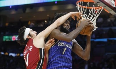 AME9275. MIAMI (ESTADOS UNIDOS), 28/01/2026.- Jaime Jaquez Jr. (i) de Miami disputa un balón con Jonathan Isaac de Orlando este miércoles, en partido de la NBA . EFE/ Rhona Wise