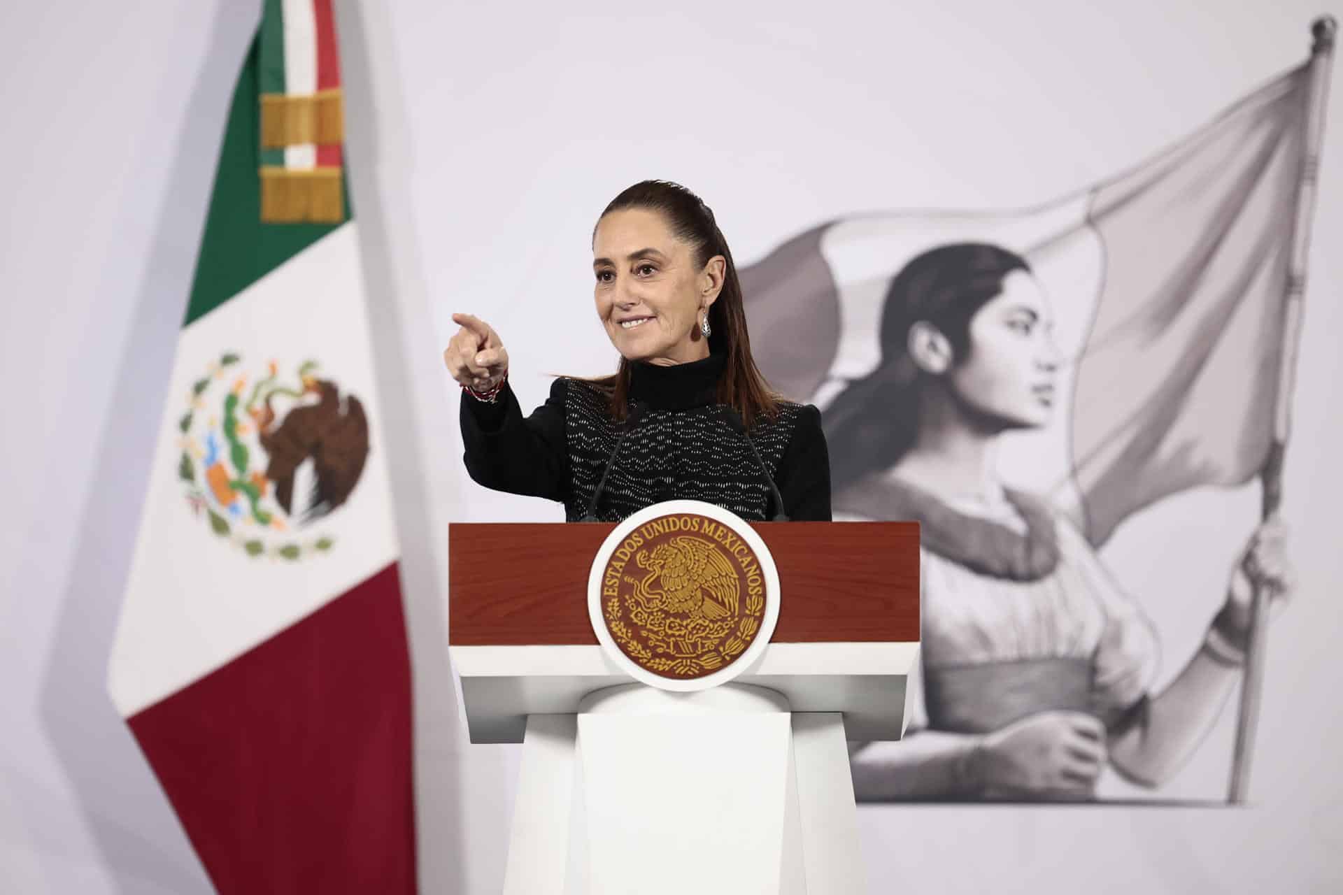 La presidenta de México, Claudia Sheinbaum, participa en una rueda de prensa este lunes en el Palacio Nacional en Ciudad de México (México). EFE/JoséMéndez