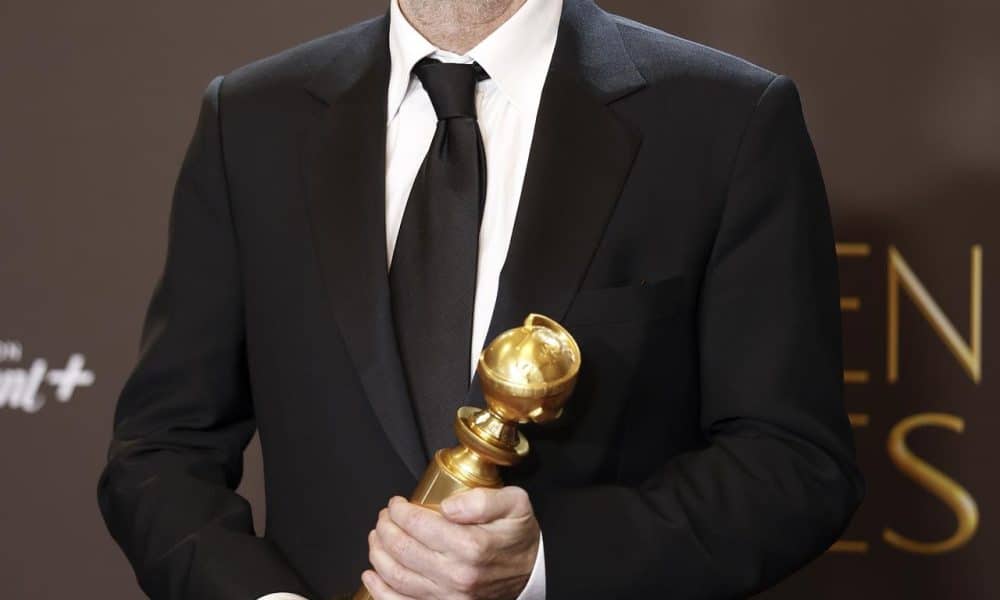 El cineasta estadounidense Paul Thomas Anderson posa en la sala de prensa con el premio al mejor director - largometraje por 'Una Batalla Tras Otra' durante la 83ª edición de los Globos de Oro en el hotel Beverly Hilton de Beverly Hills, California, Estados Unidos. EFE/CHRIS TORRES