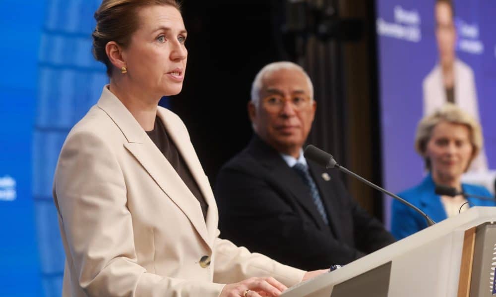 La primera ministra danesa Mette Frederiksen (L), junto al presidente del Consejo Europeo, Antonio Costa (C), y la presidenta de la Comisión Europea, Ursula von der Leyen (R). EFE/EPA/OLIVIER HOSLET