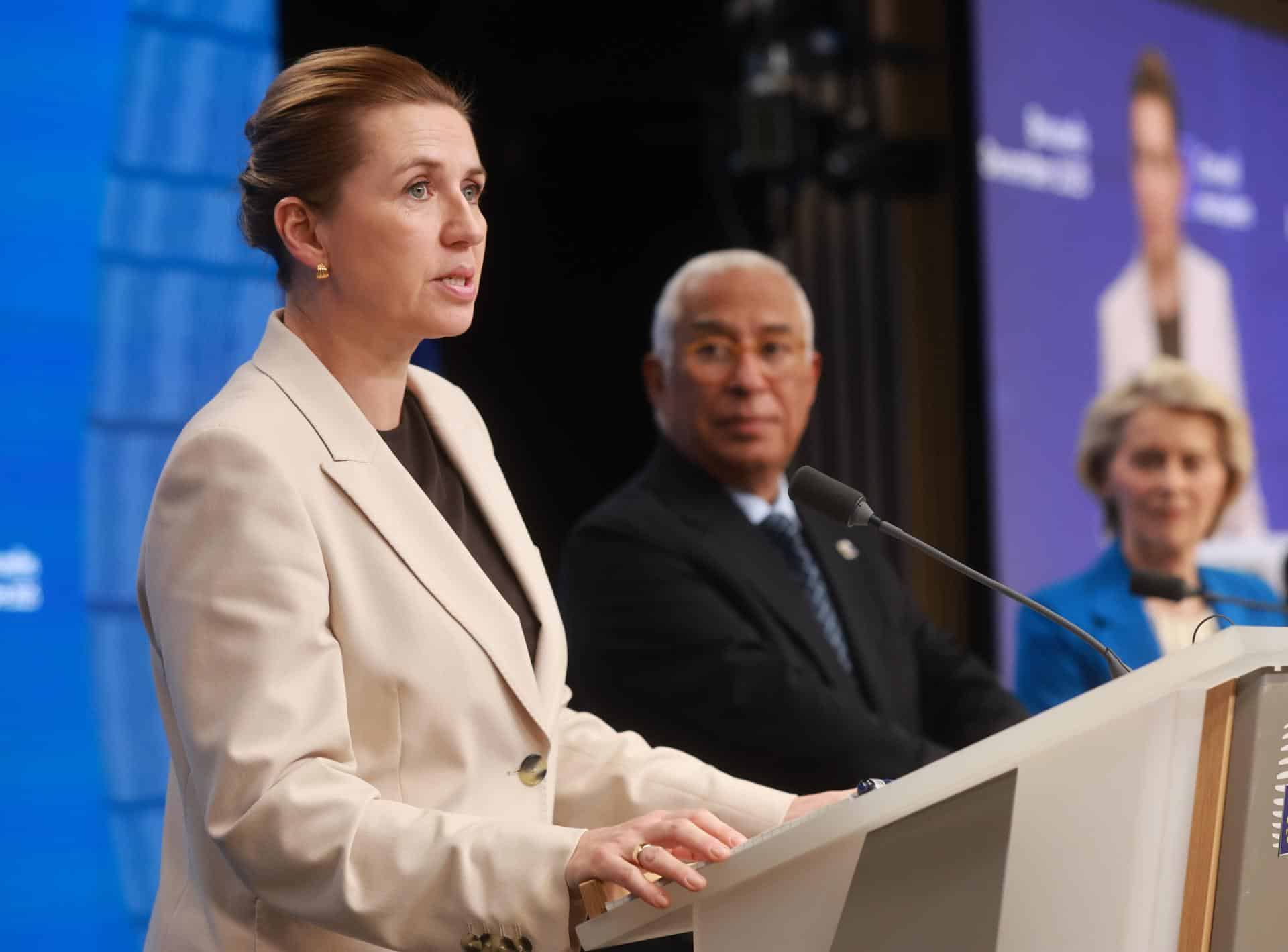 La primera ministra danesa Mette Frederiksen (L), junto al presidente del Consejo Europeo, Antonio Costa (C), y la presidenta de la Comisión Europea, Ursula von der Leyen (R). EFE/EPA/OLIVIER HOSLET