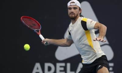 El checo Tomas Machac en acción durante la final individual en Adelaida, Australia, disputada contra el francés Ugo Humbert. EFE/EPA/MATT TURNER