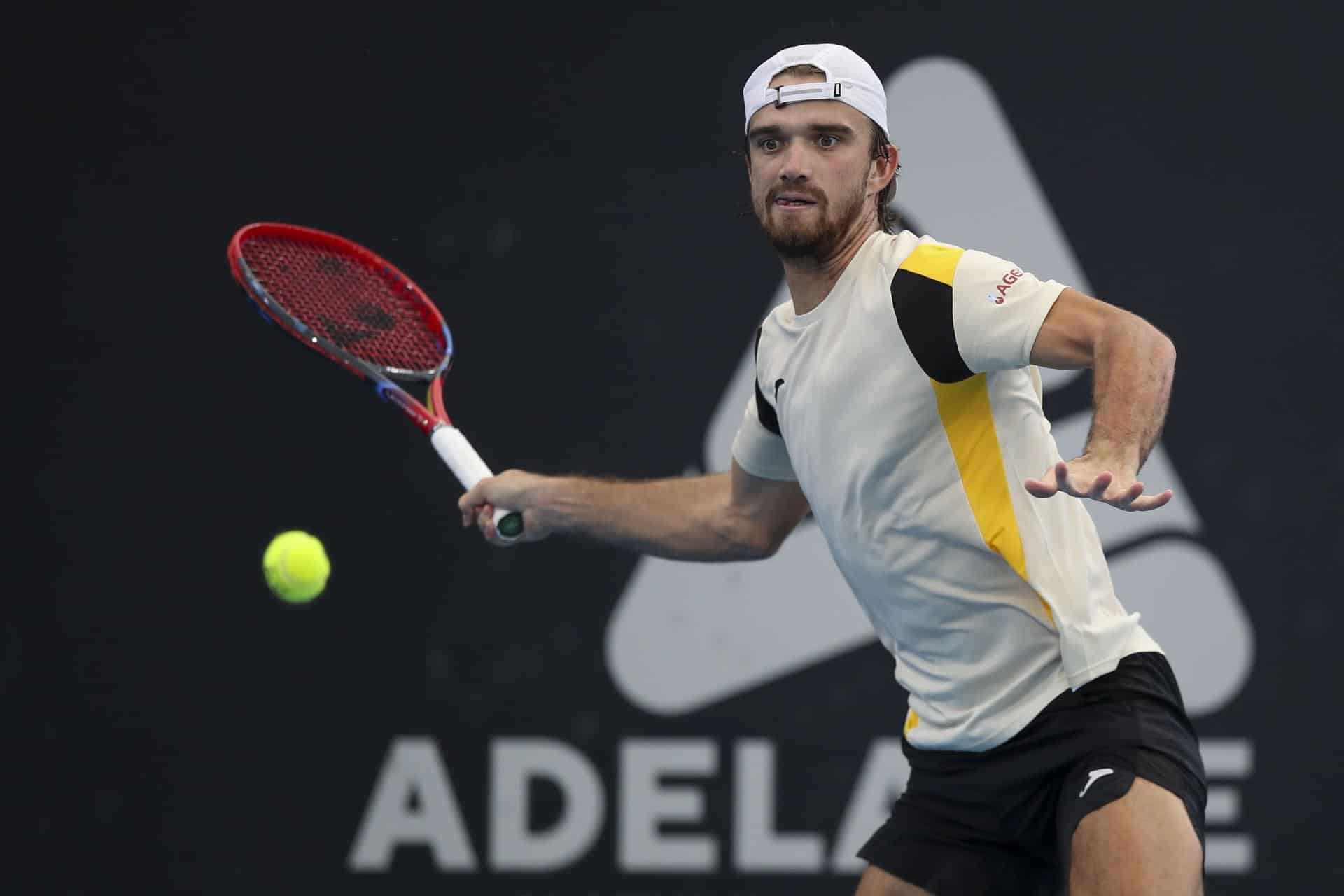 El checo Tomas Machac en acción durante la final individual en Adelaida, Australia, disputada contra el francés Ugo Humbert. EFE/EPA/MATT TURNER