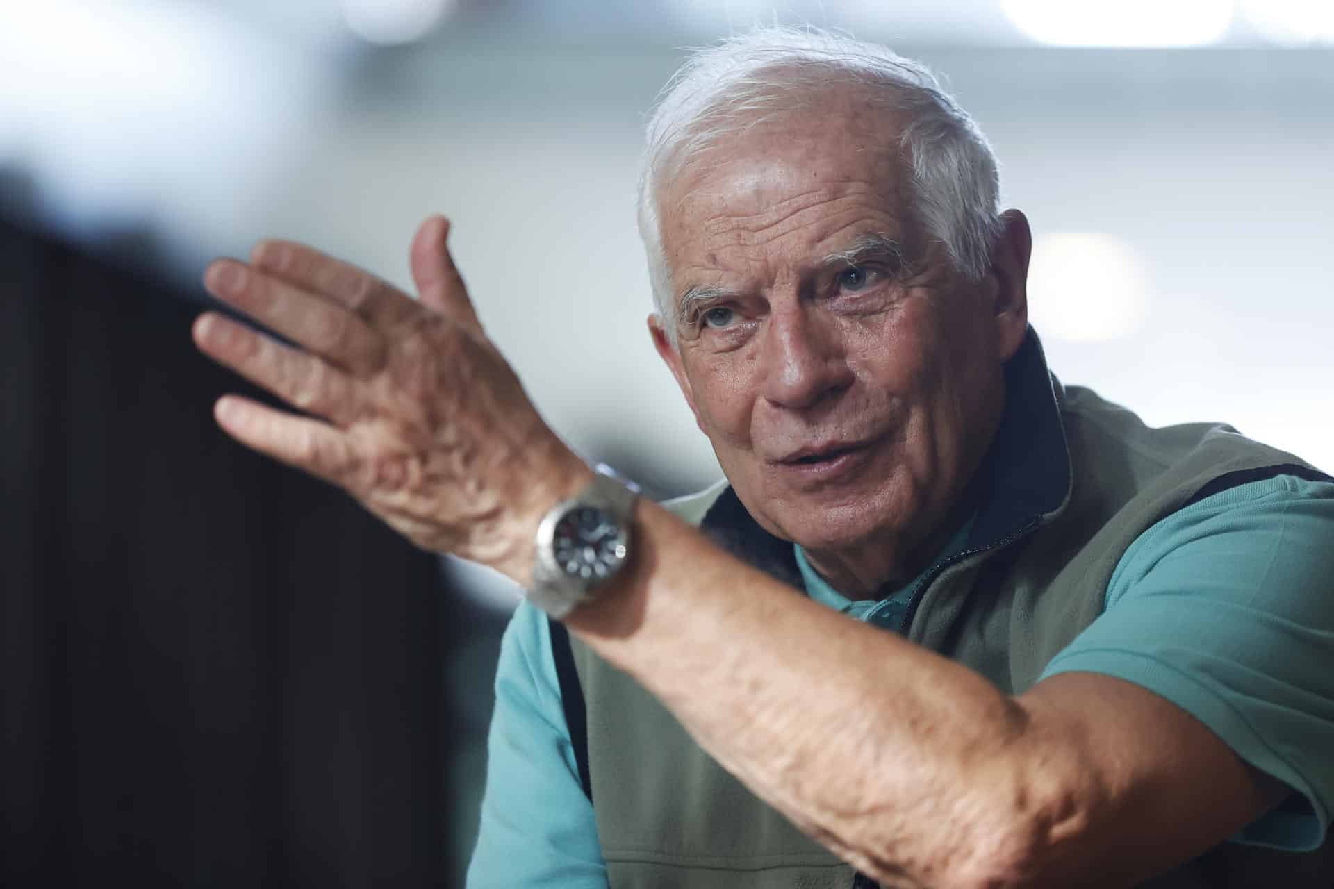 El ex Alto Representante de la Unión Europea para Asuntos Exteriores y Política de Seguridad Josep Borrell habla durante una entrevista con EFE este lunes, en Santiago (Chile). EFE/ Elvis González