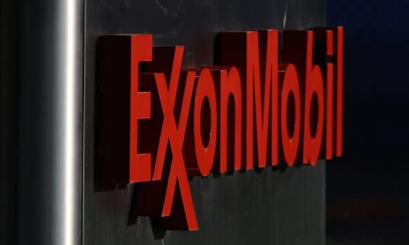 Foto de archivo que muestra un letrero fuera del edificio de oficinas de ExxonMobil Corporation en Dallas, Texas. EFE/Larry W. Smith