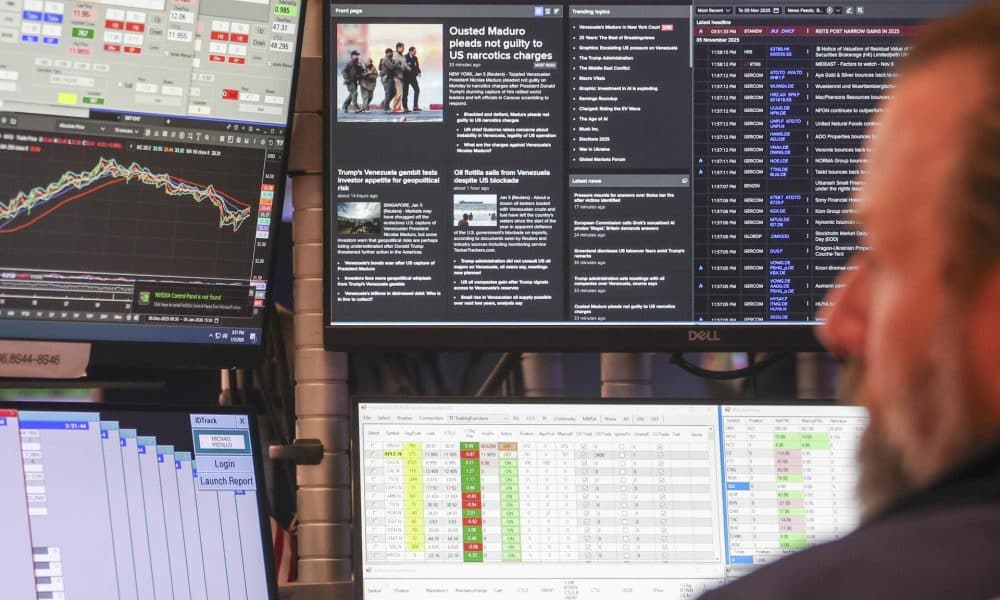 Fotografía que muestra una pantalla mientras un operador trabaja en la sala de la Bolsa de Nueva York, en Nueva York. EFE/Sarah Yenesel