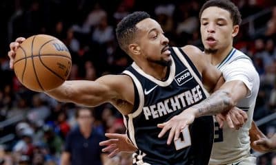 El base de Atlanta Hawks, CJ McCollum (i.) resiste a la presión del base de Milwaukee Bucks, Ryan Rollins (d.), este lunes durante el juego en Atlanta (Georgia). EFE/EPA/ERIK S. LESSER SHUTTERSTOCK OUTK OUT
