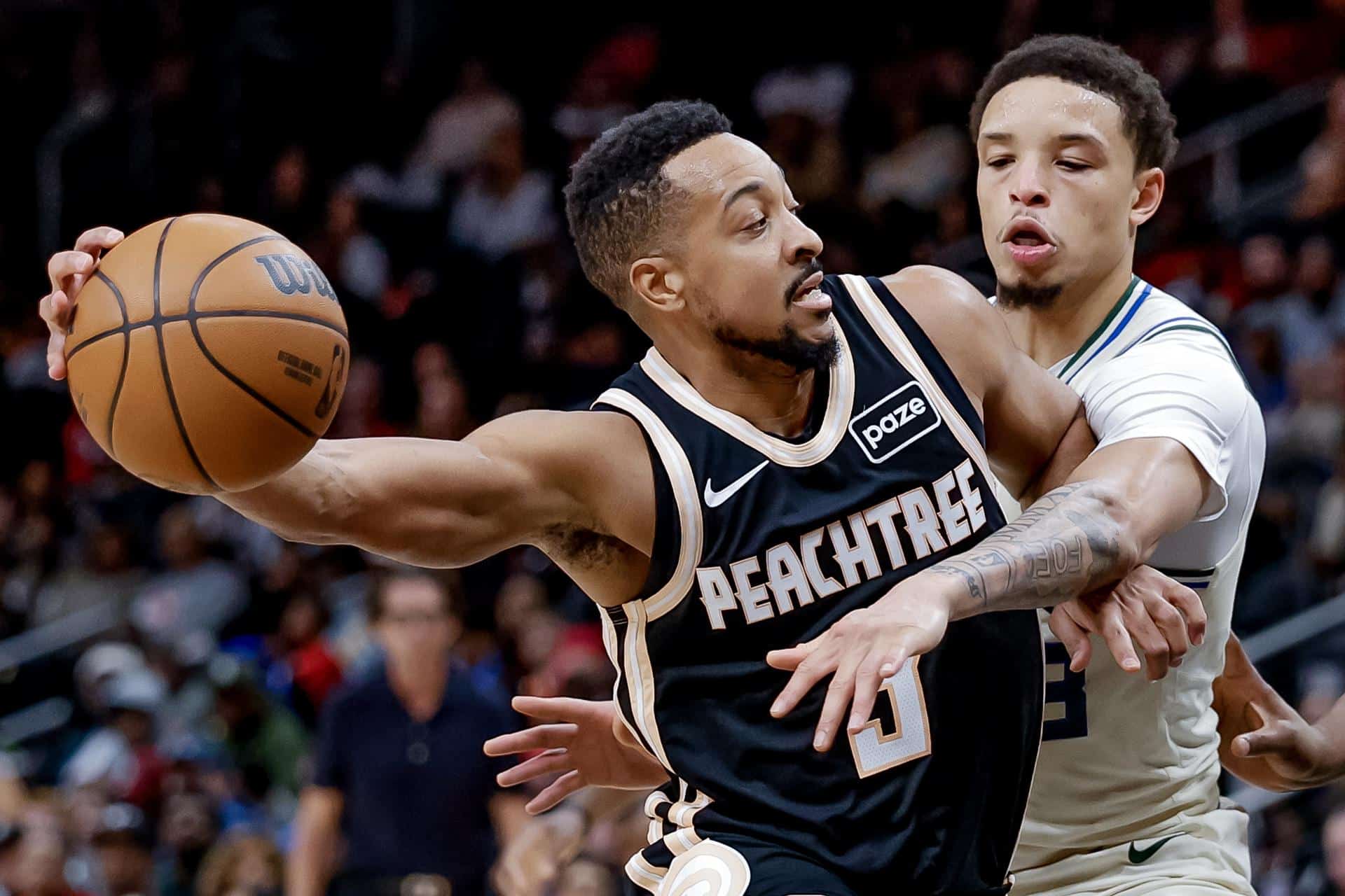 El base de Atlanta Hawks, CJ McCollum (i.) resiste a la presión del base de Milwaukee Bucks, Ryan Rollins (d.), este lunes durante el juego en Atlanta (Georgia). EFE/EPA/ERIK S. LESSER SHUTTERSTOCK OUTK OUT