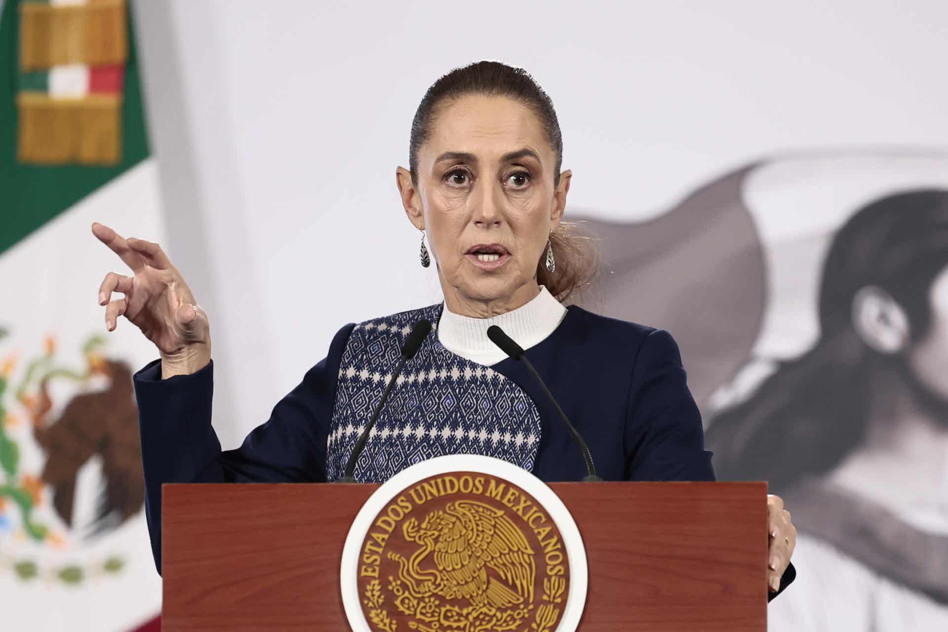 La presidenta de México, Claudia Sheinbaum, habla durante una rueda de prensa este miércoles, en el Palacio Nacional de Ciudad de México (México). EFE/ José Méndez