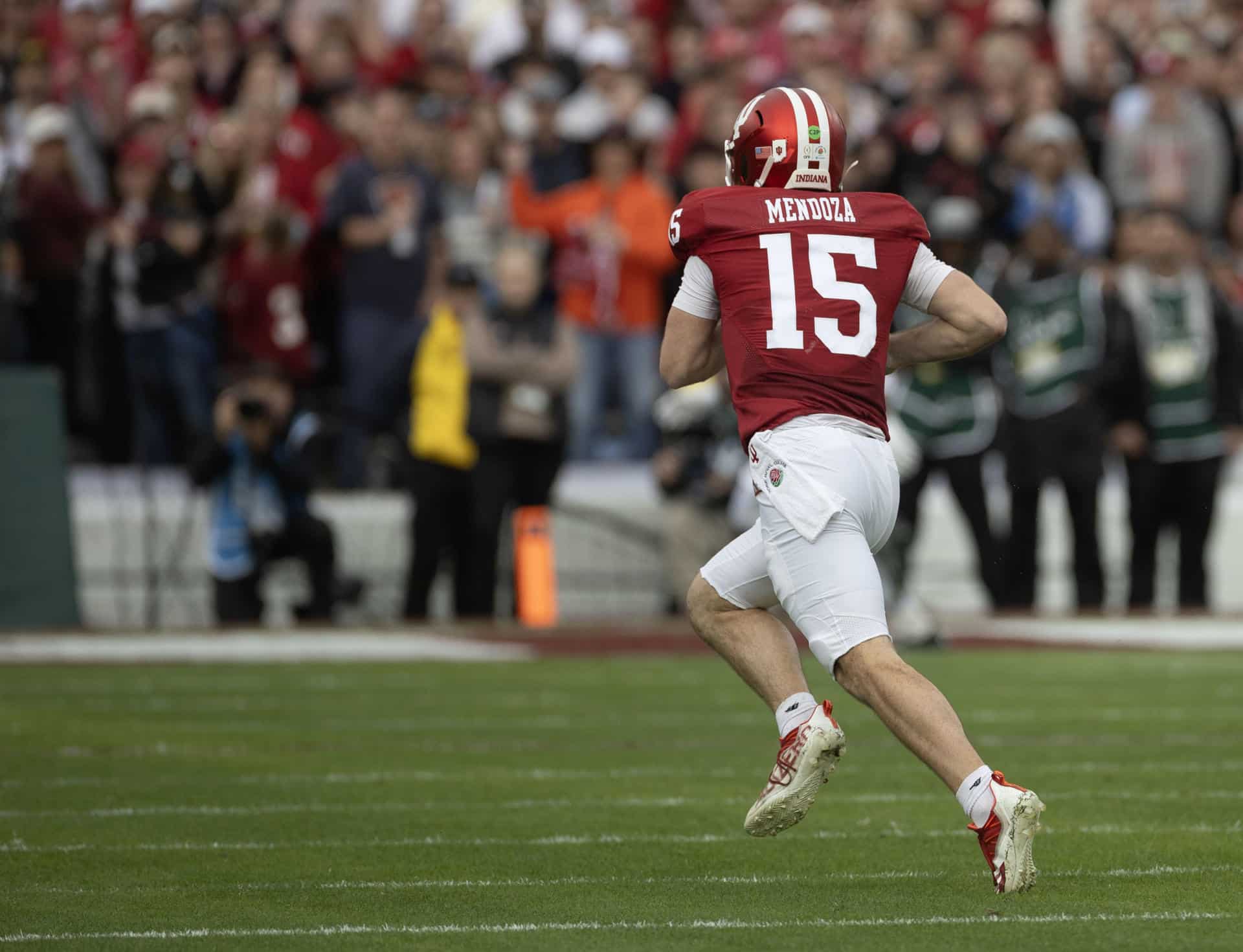 El mariscal de campo de los Hoosiers de Indiana, el estadounidense de descendencia cubana, Fernando Mendoza, en un partido del Rose Bowl, el pasado 2 de enero. EFE/Armando Arorizo