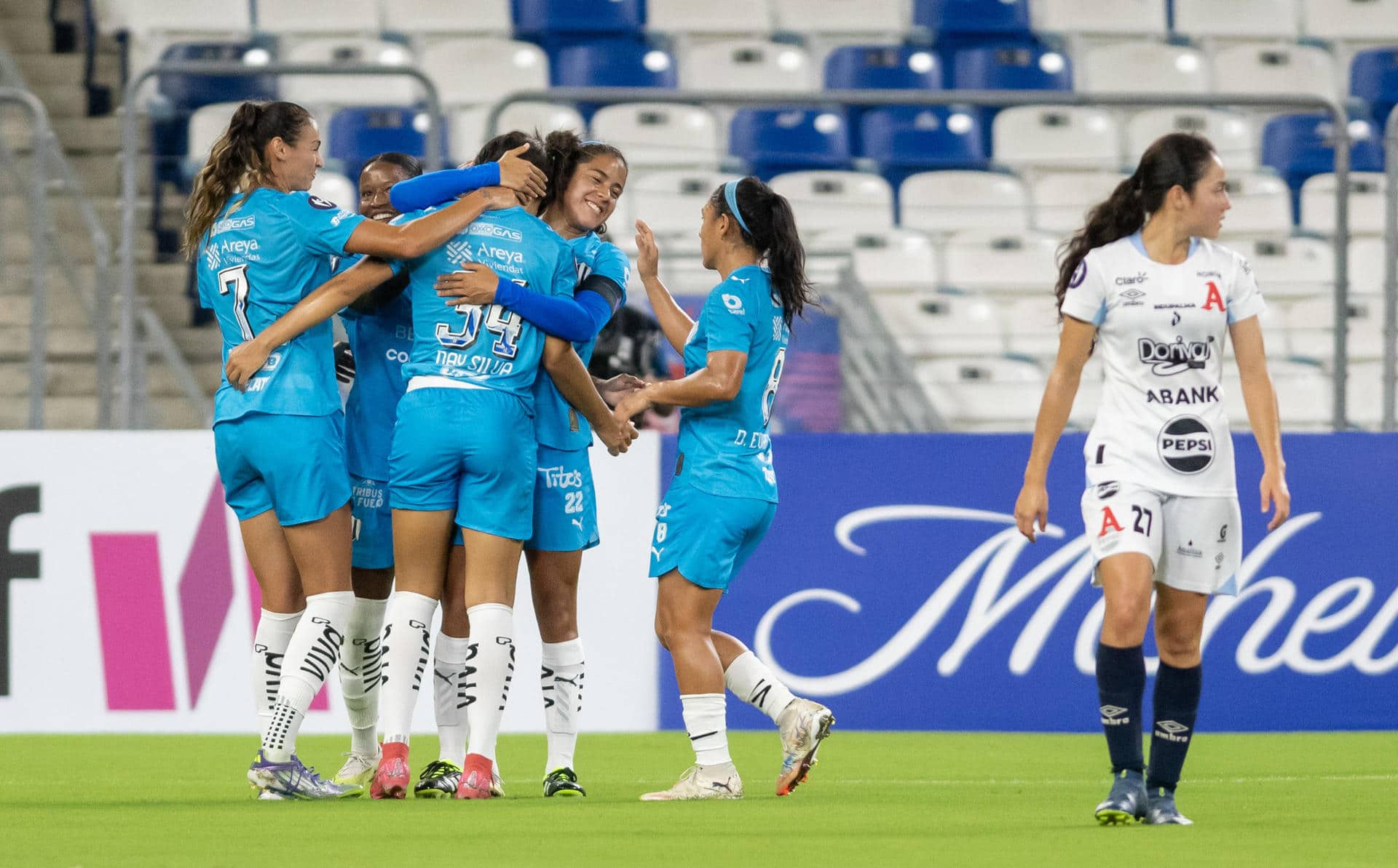Jugadoras de Rayadas celebran un gol. Imagen de archivo. EFE/ Miguel Sierra