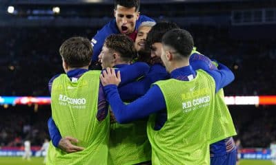 Jugadores del FC Barcelona celebran el gol de su compañero Raphinha ante el Real Oviedo, segundo para el conjunto azulgrana, durante el partido de LaLiga disputado entre el FC Barcelona y el Real Oviedo este domingo en el Camp Nou en Barcelona. EFE/Alejandro García