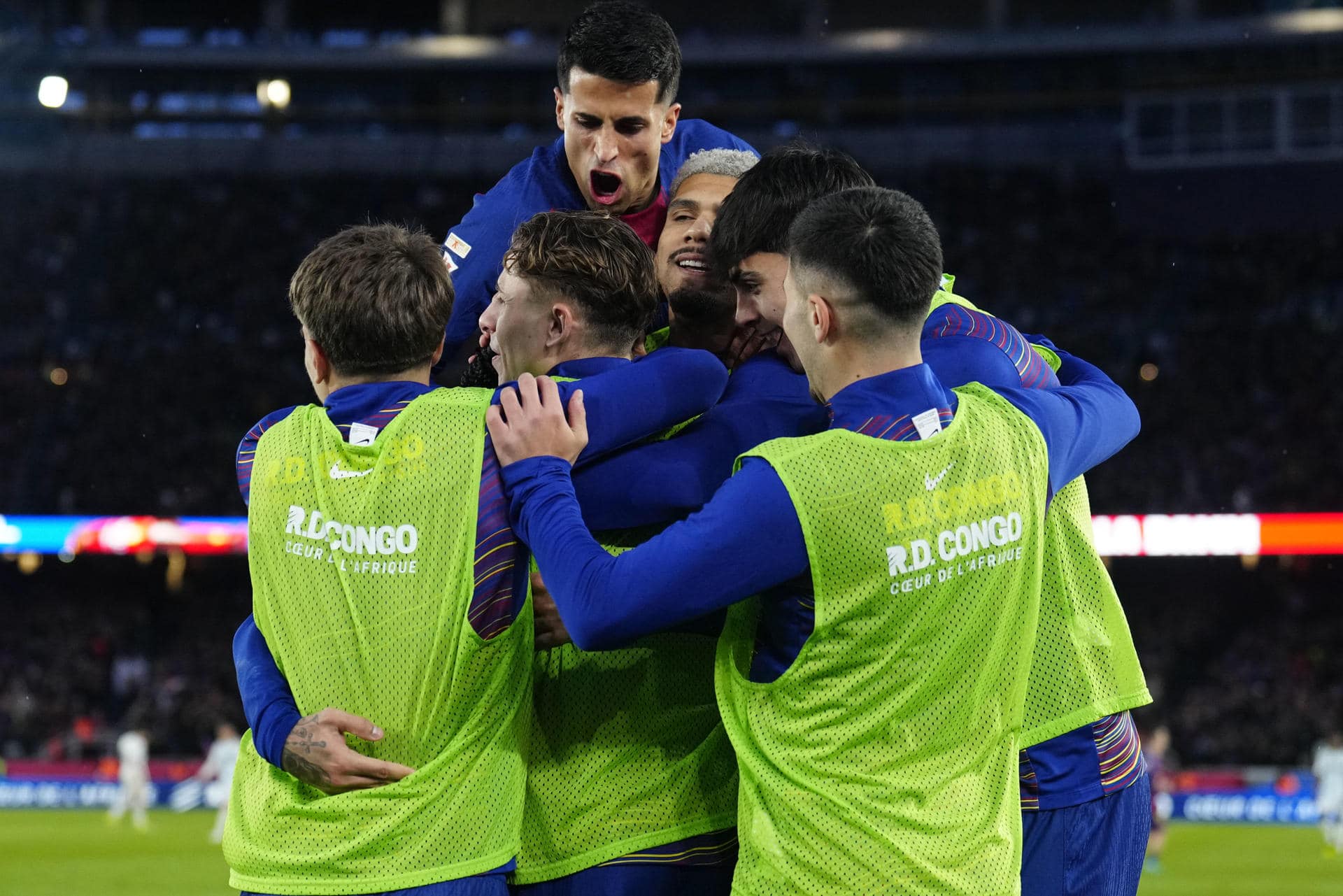 Jugadores del FC Barcelona celebran el gol de su compañero Raphinha ante el Real Oviedo, segundo para el conjunto azulgrana, durante el partido de LaLiga disputado entre el FC Barcelona y el Real Oviedo este domingo en el Camp Nou en Barcelona. EFE/Alejandro García