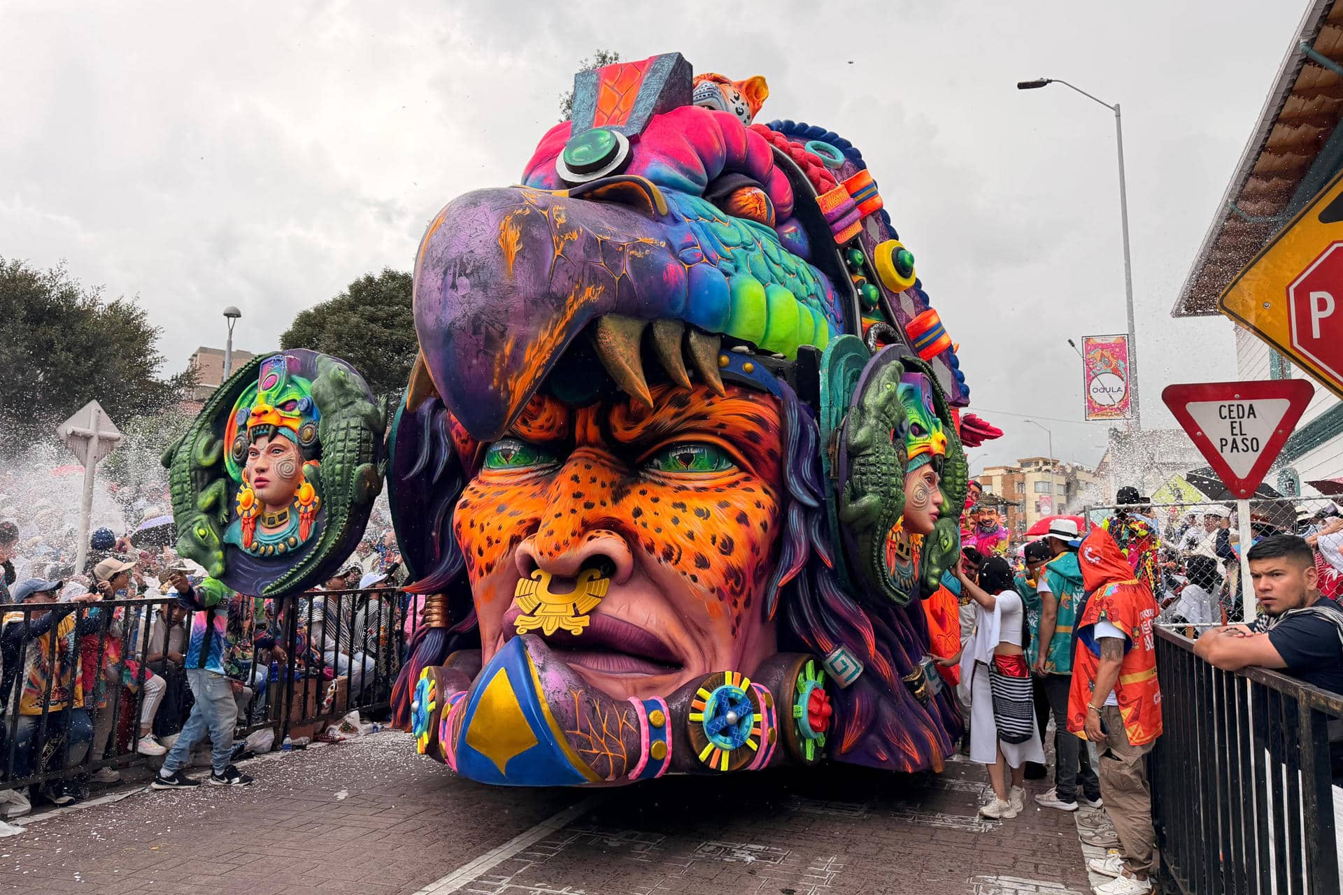 Fotografía que muestra una carroza en el Desfile Magno del Carnaval de Negros y Blancos en Pasto (Colombia). EFE/ Martina Castells