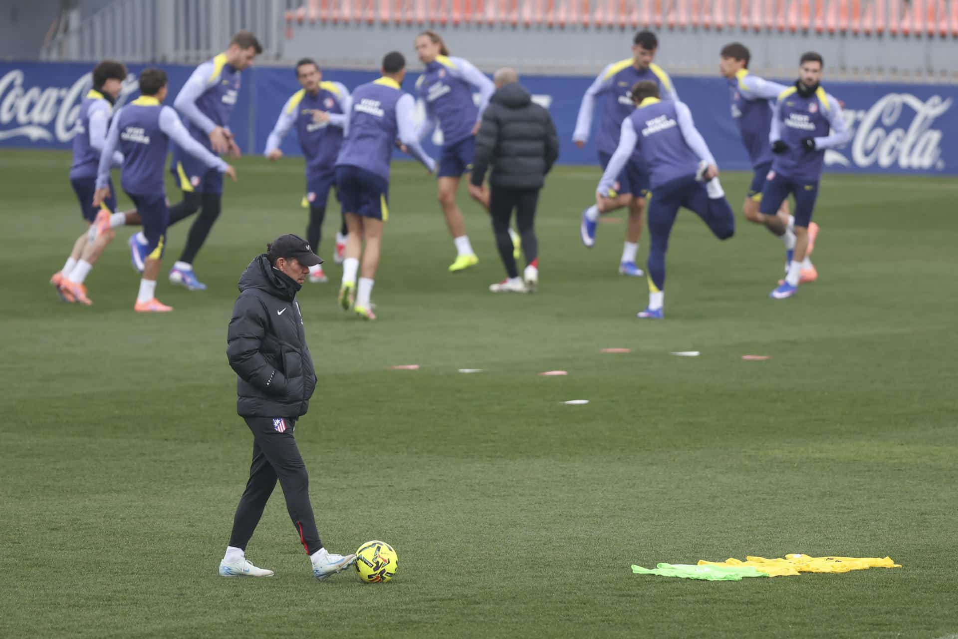 Simeone, durante el entrenamiento del equipo este jueves en Majadahonda. EFE/ Kiko Huesca
