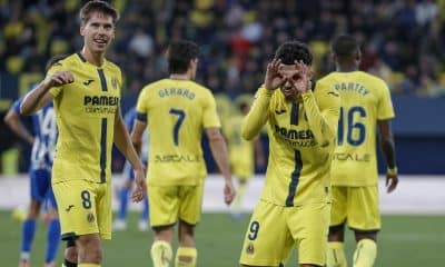 El delantero del Villarreal Georges Mikautadze (d) celebra tras anotar el tercer gol del equipo durante el partido de la jornada 19 de LaLiga EA Sports que disputaron Villarreal CF y el Alavés en el Estadio de la Cerámica en Villarreal. EFE/ Manuel Bruque