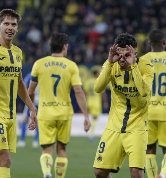 El delantero del Villarreal Georges Mikautadze (d) celebra tras anotar el tercer gol del equipo durante el partido de la jornada 19 de LaLiga EA Sports que disputaron Villarreal CF y el Alavés en el Estadio de la Cerámica en Villarreal. EFE/ Manuel Bruque