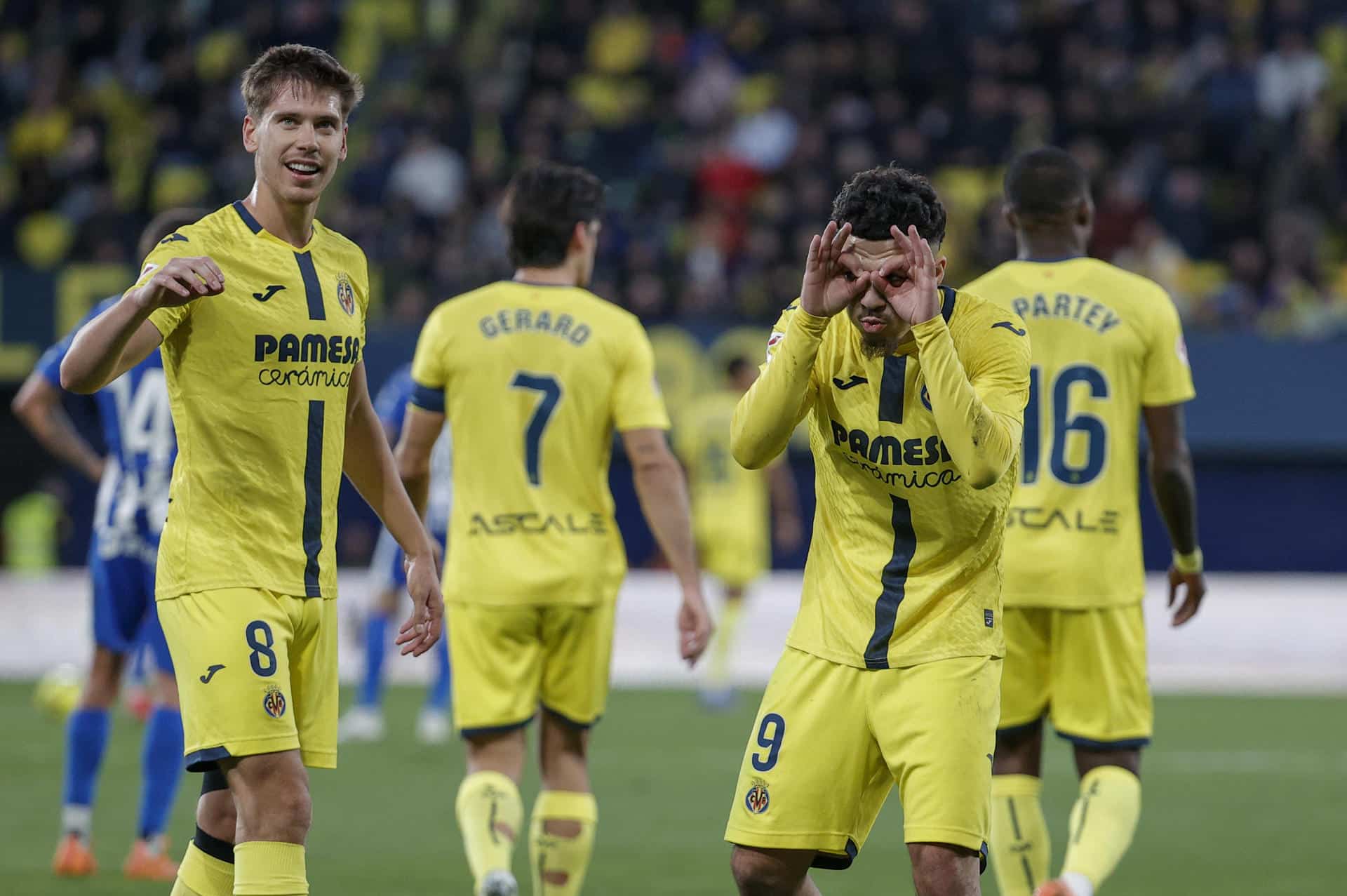 El delantero del Villarreal Georges Mikautadze (d) celebra tras anotar el tercer gol del equipo durante el partido de la jornada 19 de LaLiga EA Sports que disputaron Villarreal CF y el Alavés en el Estadio de la Cerámica en Villarreal. EFE/ Manuel Bruque