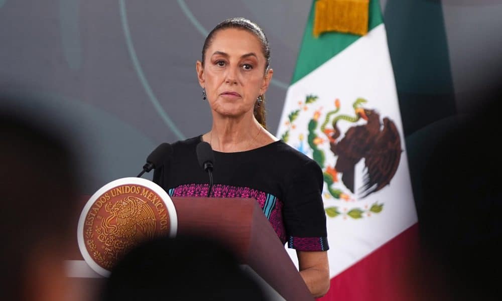La presidenta de México, Claudia Sheinbaum, habla durante una rueda de prensa este viernes, en la ciudad de Acapulco (México). EFE/David Guzmán