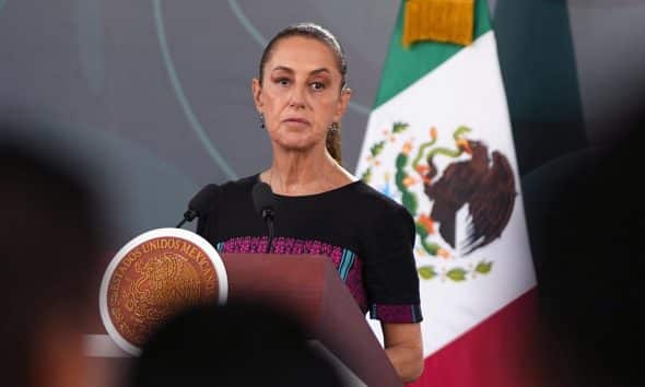 La presidenta de México, Claudia Sheinbaum, habla durante una rueda de prensa este viernes, en la ciudad de Acapulco (México). EFE/David Guzmán