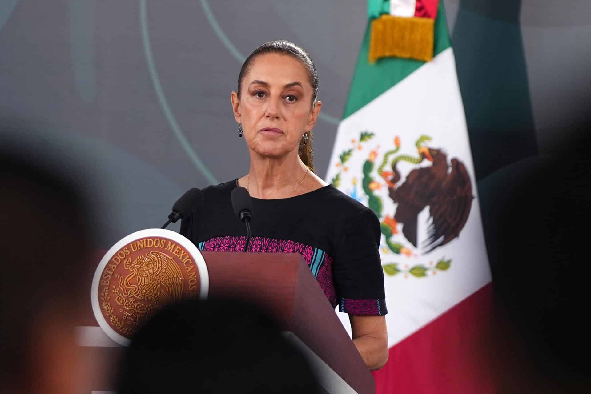 La presidenta de México, Claudia Sheinbaum, habla durante una rueda de prensa este viernes, en la ciudad de Acapulco (México). EFE/David Guzmán
