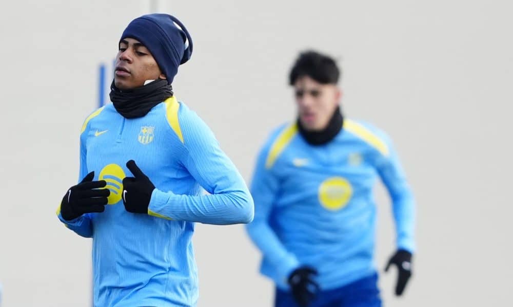 El delantero del FC Barcelona, Lamine Yamal (i) durante el entrenamiento del equipo en la ciudad deportiva Joan Gamper antes de su enfrentamiento liguero contra el RC Espanyol. EFE/Alejandro García