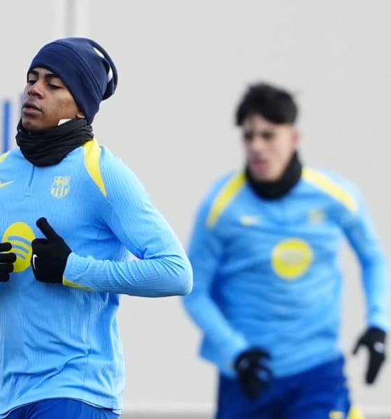 El delantero del FC Barcelona, Lamine Yamal (i) durante el entrenamiento del equipo en la ciudad deportiva Joan Gamper antes de su enfrentamiento liguero contra el RC Espanyol. EFE/Alejandro García