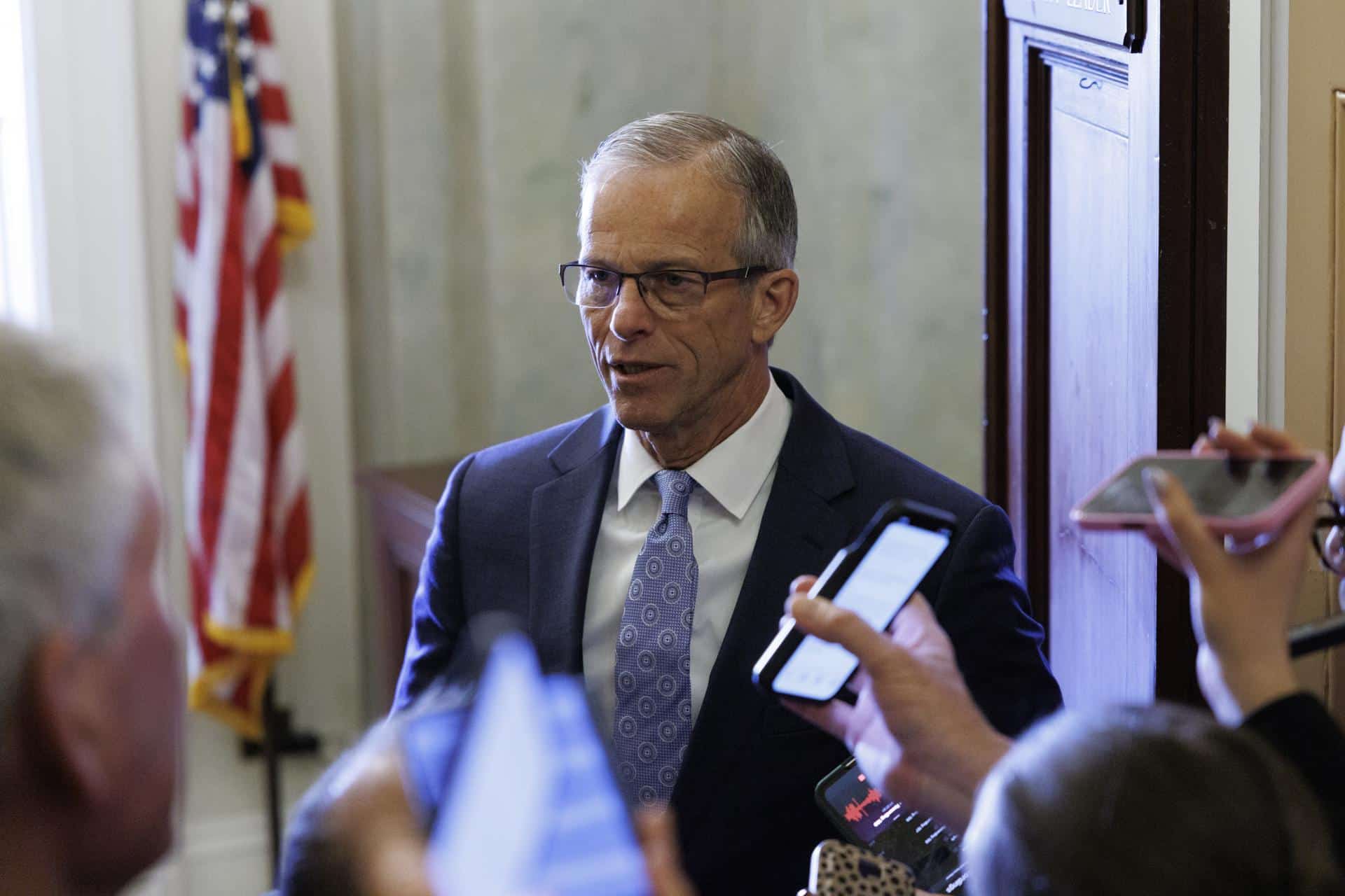 El líder de la mayoría del Senado de Estados Unidos, John Thune, habla en el Capitolio en Washington (EE.UU.). EFE/EPA/WILL OLIVER