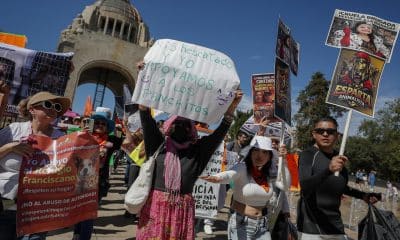Personas sostienen carteles durante una protesta este domingo, en Ciudad de México (México). EFE/ Isaac Esquivel