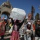 Personas sostienen carteles durante una protesta este domingo, en Ciudad de México (México). EFE/ Isaac Esquivel