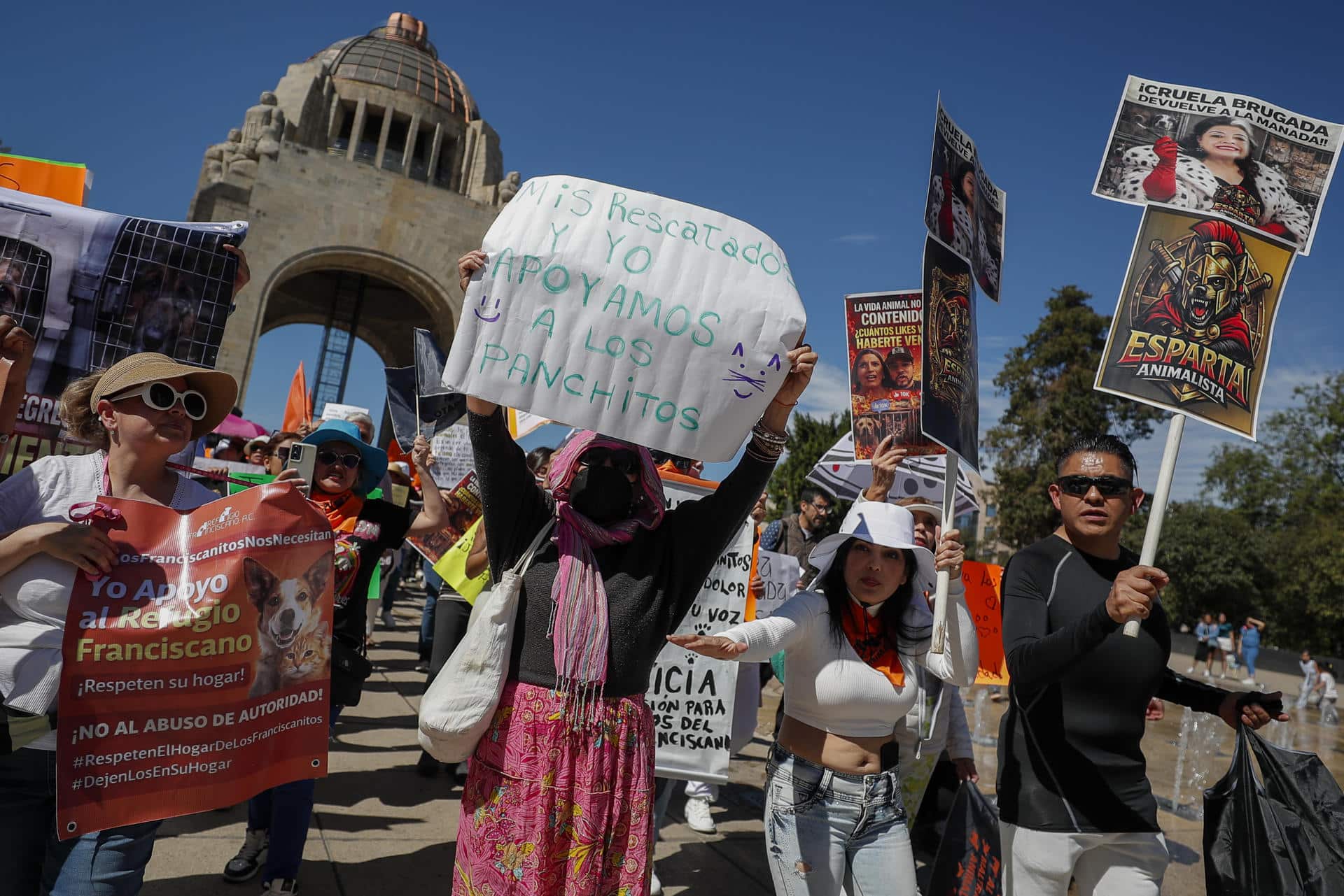 Personas sostienen carteles durante una protesta este domingo, en Ciudad de México (México). EFE/ Isaac Esquivel