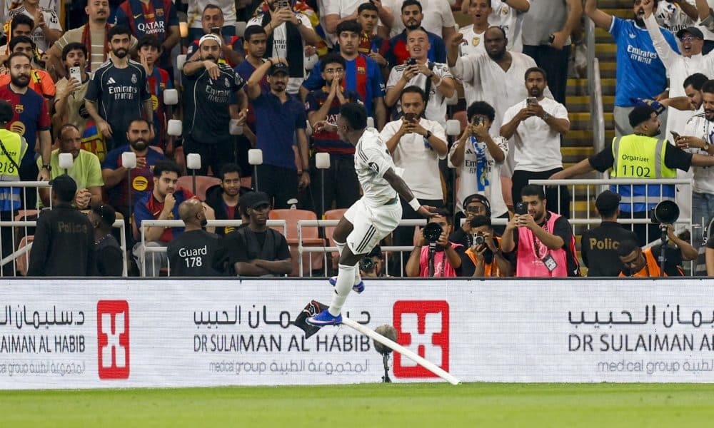 El delantero brasileño del Real Madrid, Vinicius Jr., celebra el primer gol del equipo madridista durante el encuentro de la final de la Supercopa de España entre el FC Barcelona y el Real Madrid, este domingo en el estadio Ciudad Deportiva del Rey Abdalá de Yeda (Arabia Saudí). EFE/ Kai Försterling