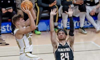 El escolta de Boston Celtics Hugo Gonzalez (i) apunta a canasta ante la marca de pívot de Atlanta Hawks Corey Kispert (d) durante el juego de este sábado en Atlanta (Georgia). EFE/EPA/ERIK S. LESSER SHUTTERSTOCK OUT