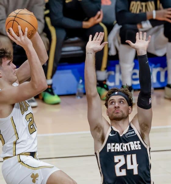El escolta de Boston Celtics Hugo Gonzalez (i) apunta a canasta ante la marca de pívot de Atlanta Hawks Corey Kispert (d) durante el juego de este sábado en Atlanta (Georgia). EFE/EPA/ERIK S. LESSER SHUTTERSTOCK OUT