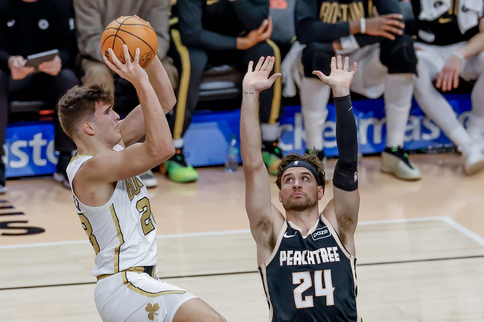 El escolta de Boston Celtics Hugo Gonzalez (i) apunta a canasta ante la marca de pívot de Atlanta Hawks Corey Kispert (d) durante el juego de este sábado en Atlanta (Georgia). EFE/EPA/ERIK S. LESSER SHUTTERSTOCK OUT