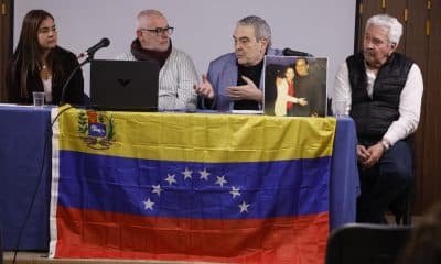 El presidente de Movimiento contra la Intolerancia, Esteban Ibarra, (2d), y la directora del Centro de Estudios y Análisis sobre América Latina (Casla), Tamara Sujú (2i), en la presentación en Madrid de un manifiesto a favor de las víctimas de los "crímenes" del chavismo. EFE/  Javier Lizon